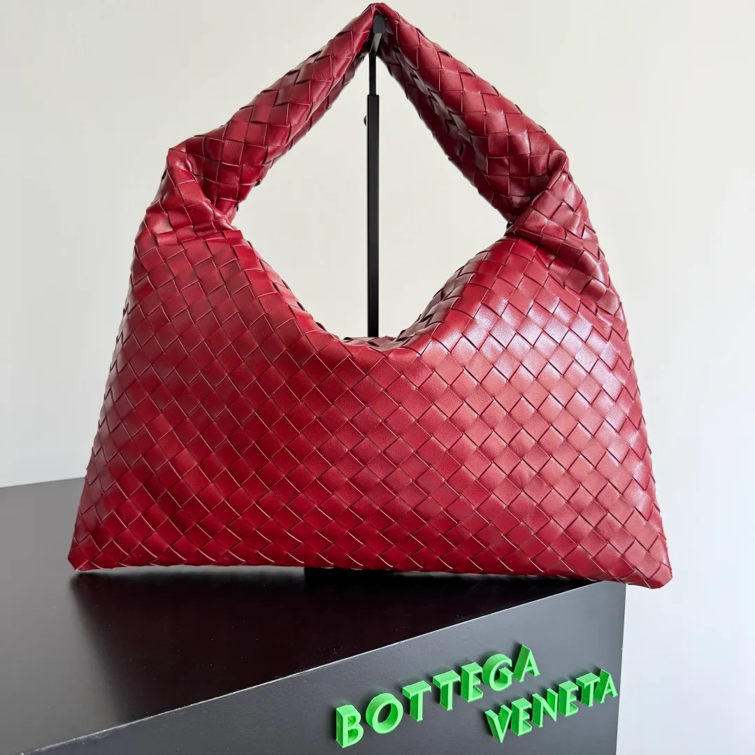 Batch 1960 It seems that this bag from BV has been popular recently ~ The new Hop is really not too beautiful. The whole bag has no seams. The bag body and handles are made of one piece of leather. It reflects the style and essence of Bottega Veneta. It truly represents craftsmanship and creativity. The large size has a very loose and lazy upper body. Big bag lovers will definitely not regret buying it. Style number: 796262 Size: 46*21*10cm